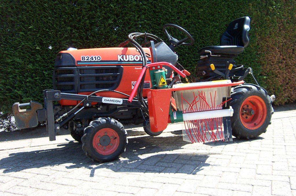 Clemens brosse les mauvaises herbes