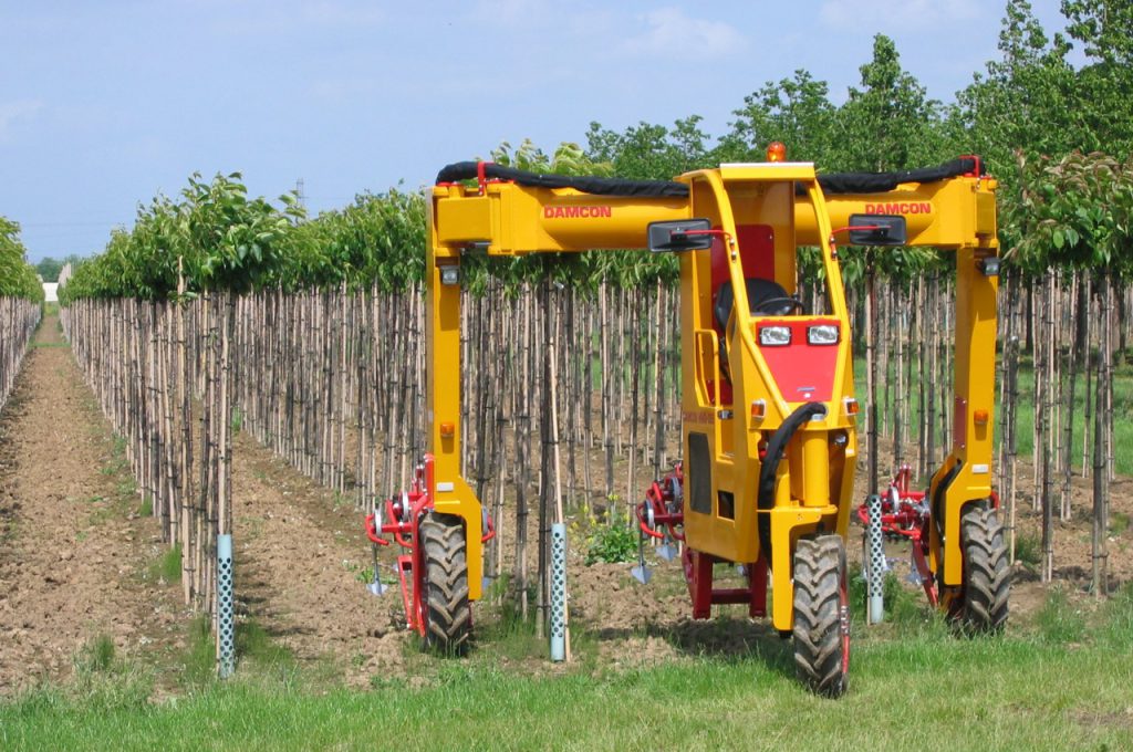 Le contrôle mécanique des mauvaises herbes - Tracteur enjambeur