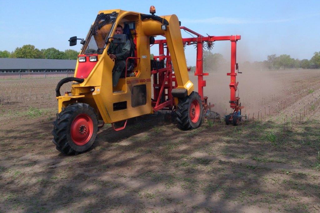 Binage - Tracteur enjambeur