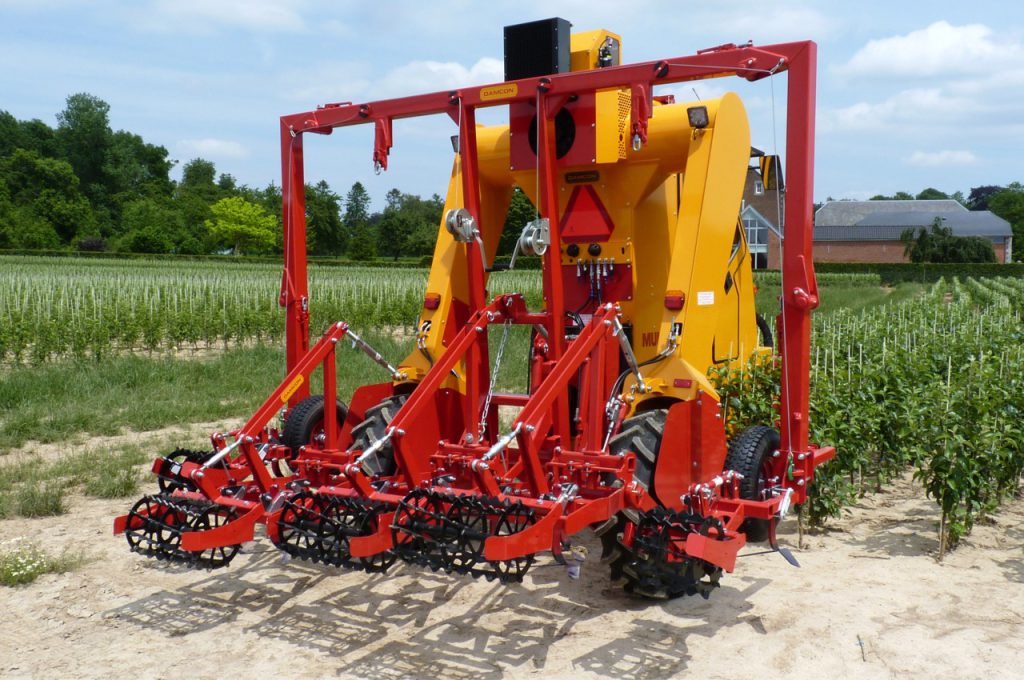 Binage avec désherbeurs à torsion 2 ans de culture distance entre rangs 80 cm - Tracteur enjambeur